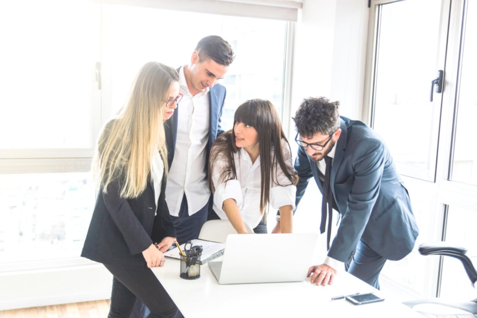 Gemeinsame Besprechung von Finanzstrategien am Arbeitstisch