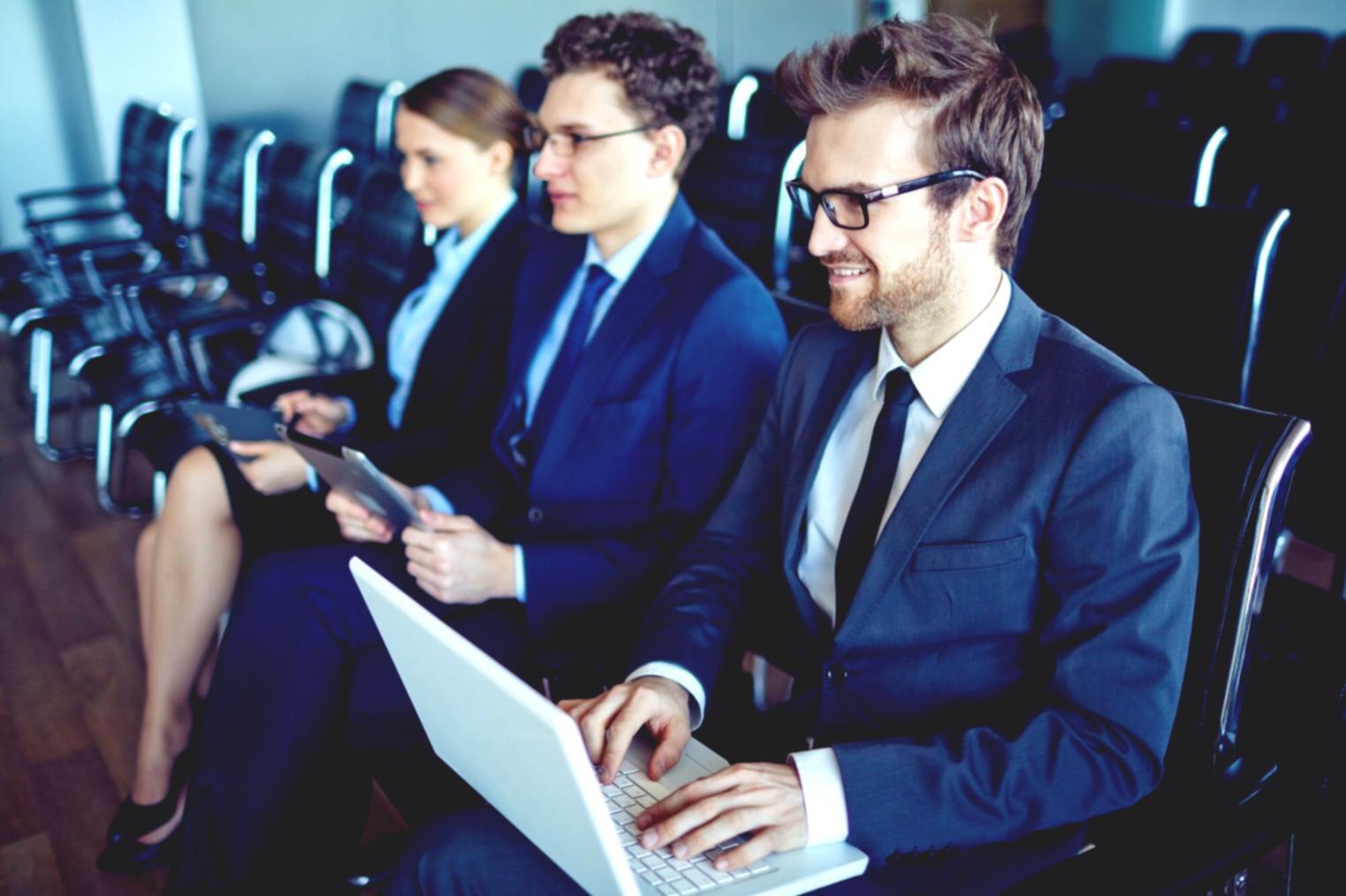 Nahaufnahme von Finanzunterlagen und Taschenrechner bei der Budgetplanung