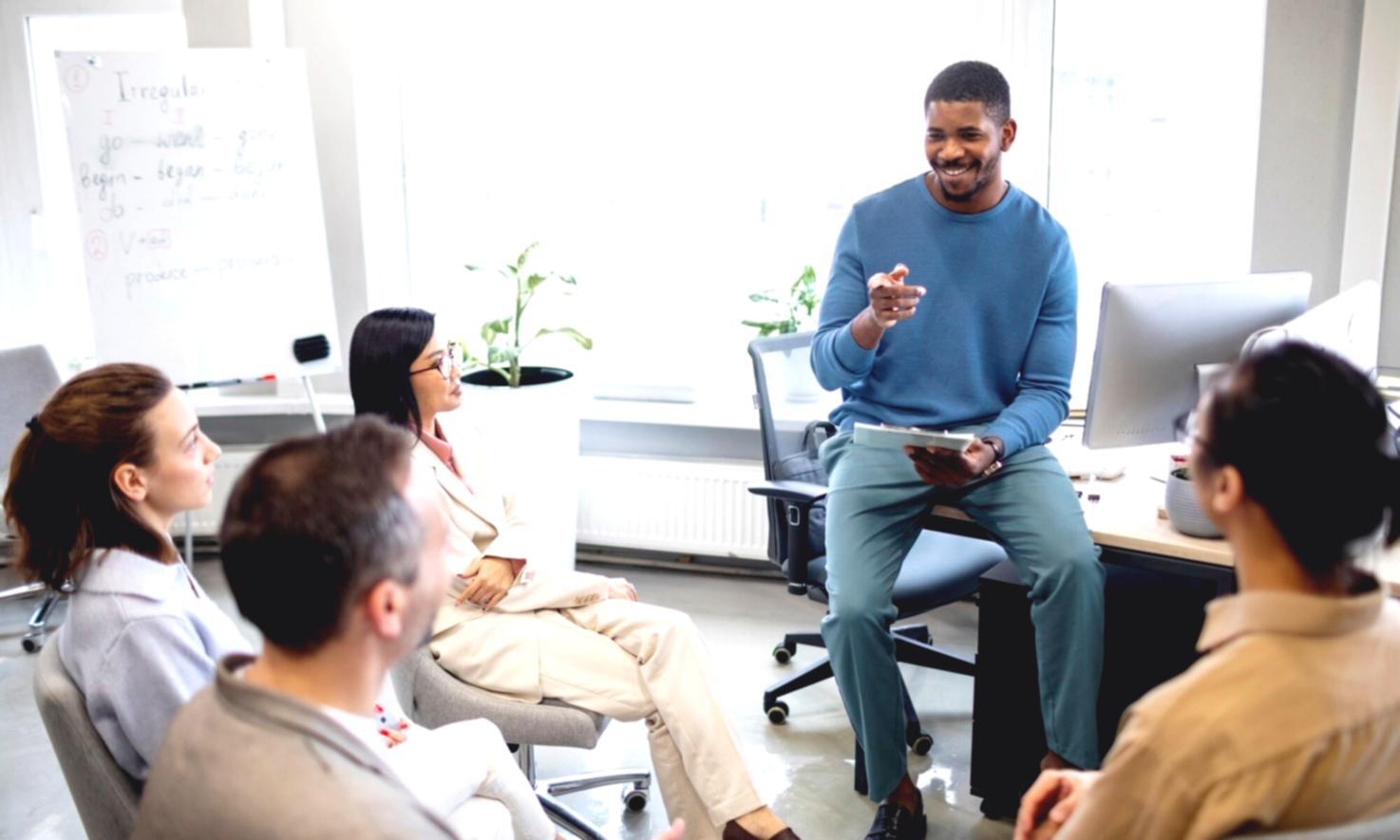 Personen arbeiten gemeinsam an Finanzplanung mit Dokumenten und Laptop